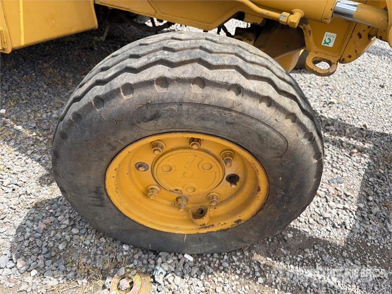 Komatsu WB140-2N لوادر ذات جرافات عكسية