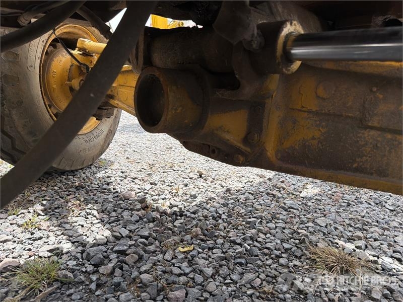 Komatsu WB140-2N لوادر ذات جرافات عكسية
