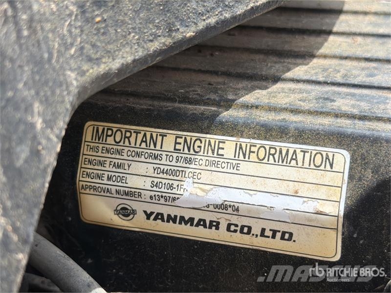 Komatsu WB140-2N لوادر ذات جرافات عكسية