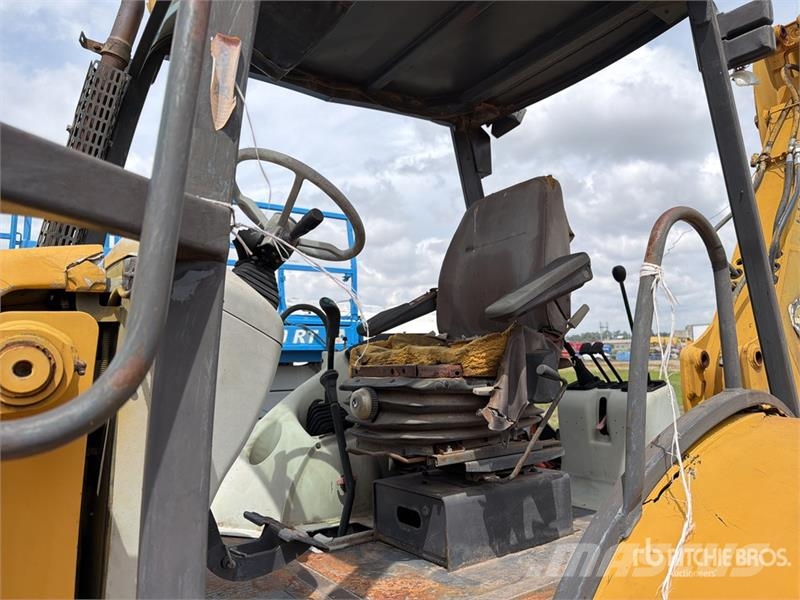 Komatsu WB140-2N لوادر ذات جرافات عكسية