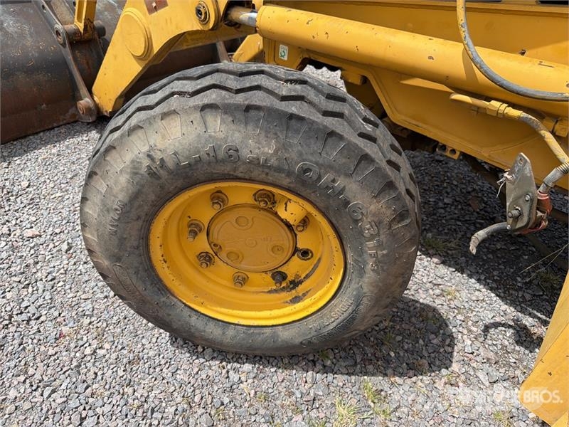 Komatsu WB140-2N لوادر ذات جرافات عكسية