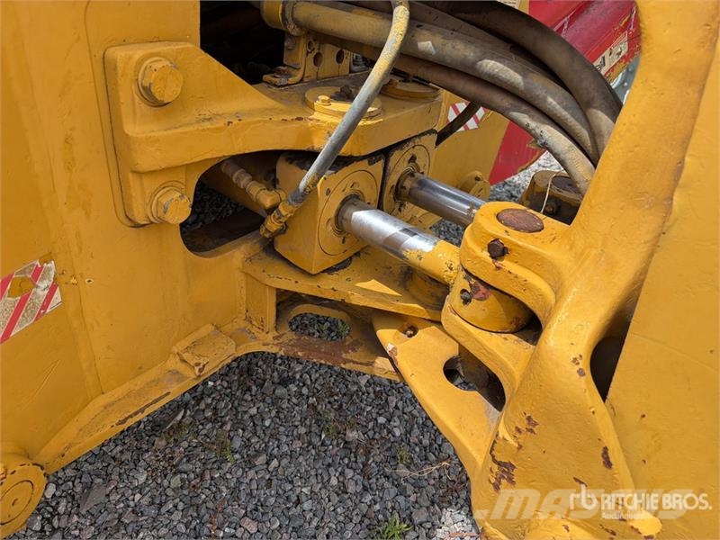 Komatsu WB140-2N لوادر ذات جرافات عكسية