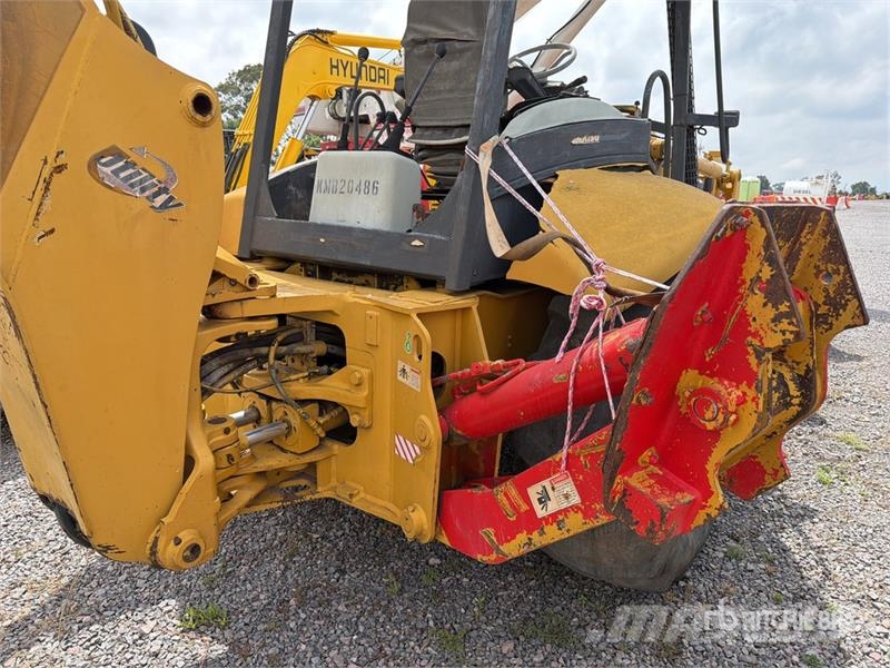 Komatsu WB140-2N لوادر ذات جرافات عكسية
