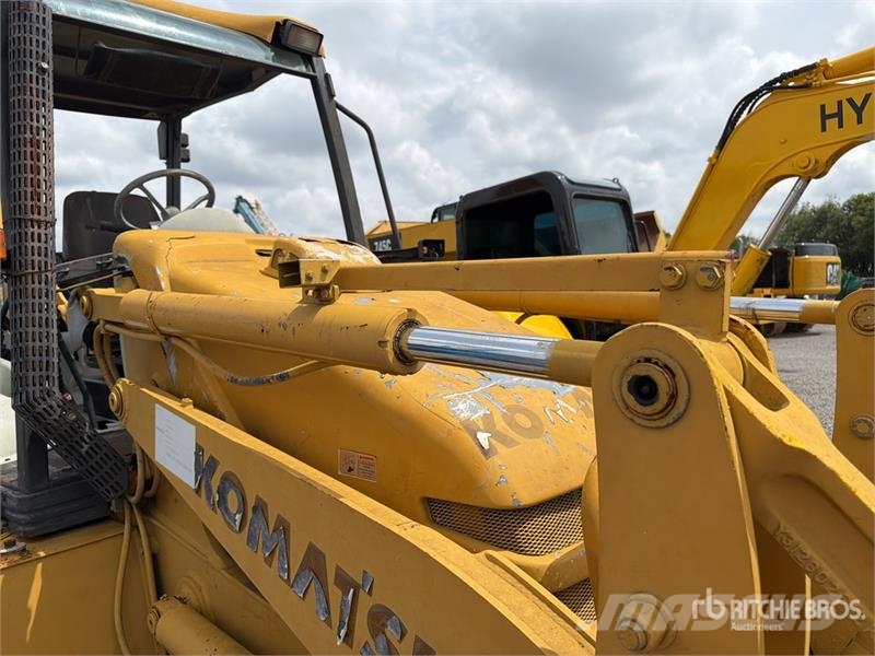 Komatsu WB140-2N لوادر ذات جرافات عكسية