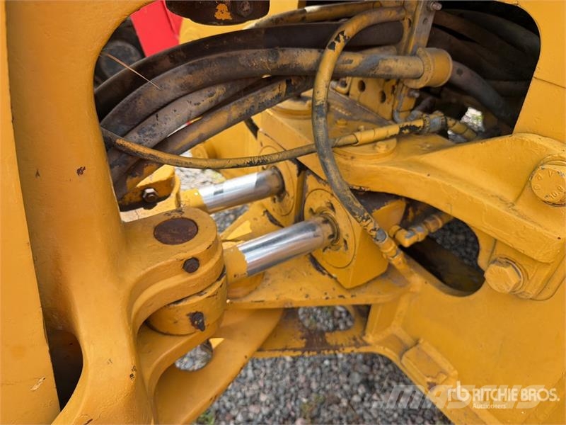 Komatsu WB140-2N لوادر ذات جرافات عكسية