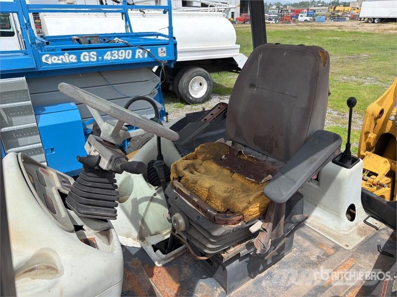 Komatsu WB140-2N لوادر ذات جرافات عكسية