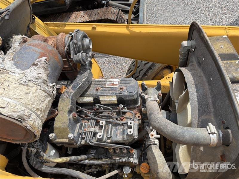 Komatsu WB140-2N لوادر ذات جرافات عكسية