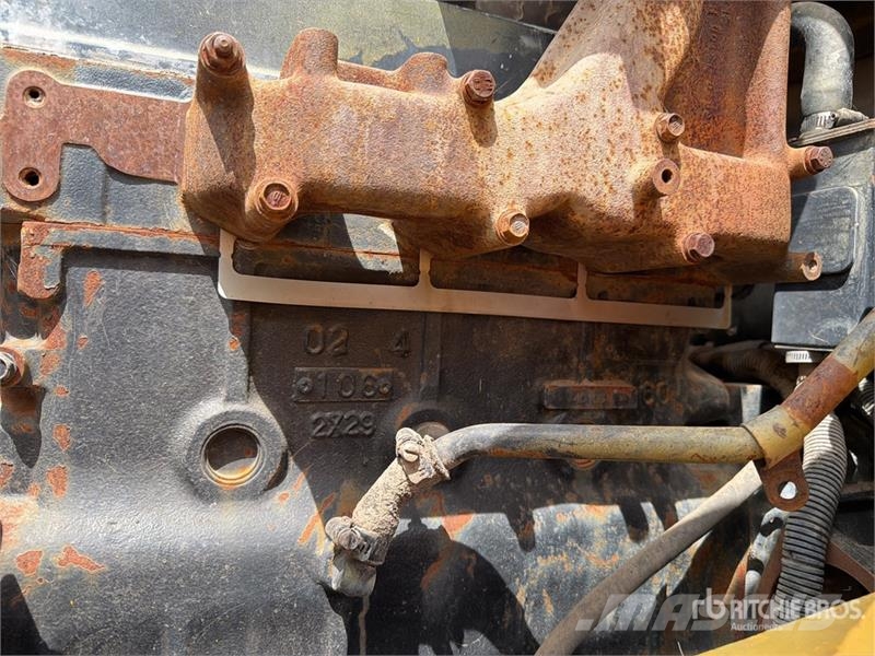 Komatsu WB140-2N لوادر ذات جرافات عكسية