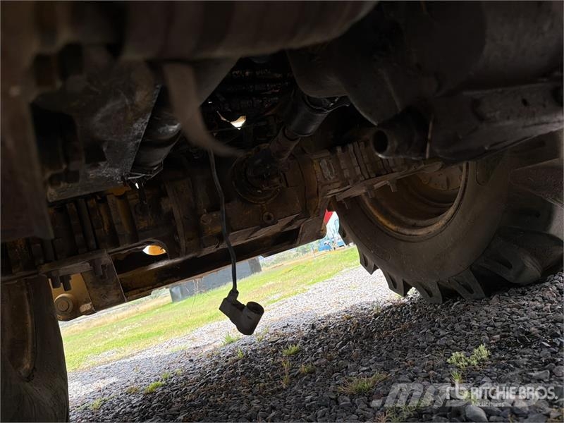 Komatsu WB140-2N لوادر ذات جرافات عكسية