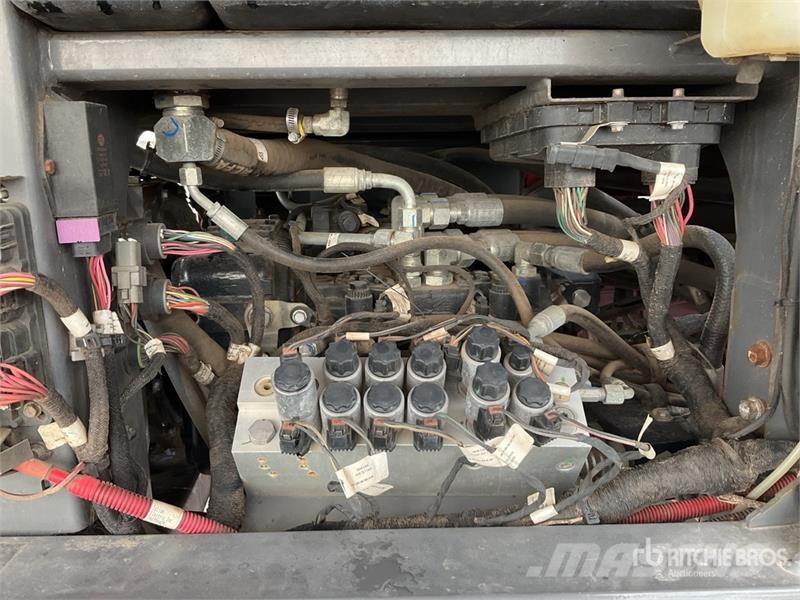 Massey Ferguson MFWR9970 16 ft Mower Conditioner Segadora Autoprop 堆草機