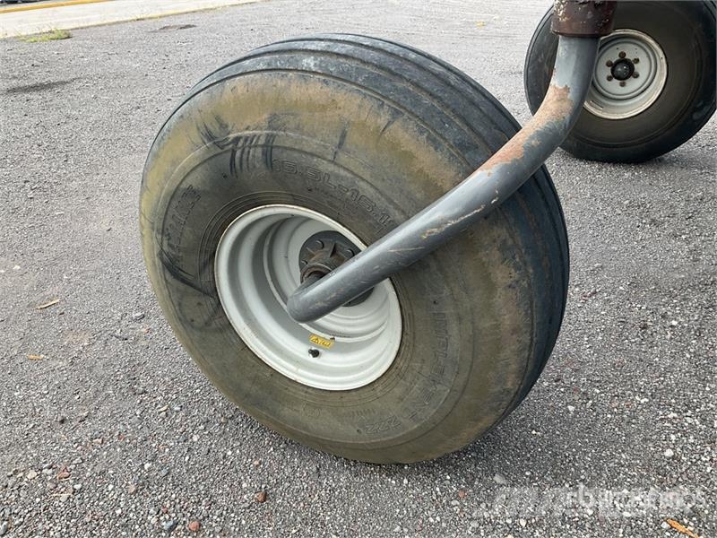 Massey Ferguson MFWR9970 16 ft Mower Conditioner Segadora Autoprop 堆草機