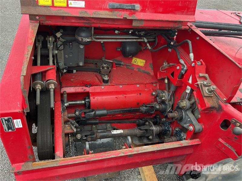 Massey Ferguson MFWR9970 16 ft Mower Conditioner Segadora Autoprop 堆草機