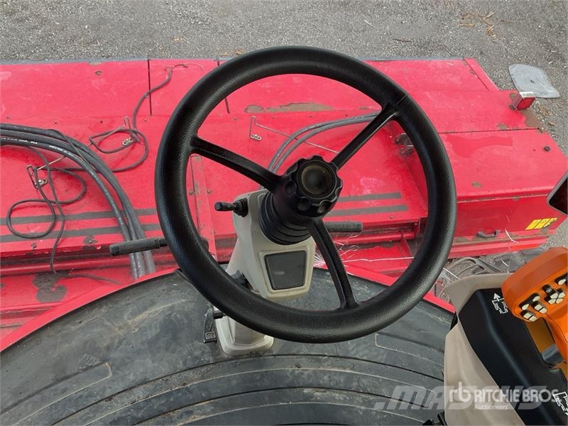 Massey Ferguson MFWR9970 16 ft Mower Conditioner Segadora Autoprop 堆草機