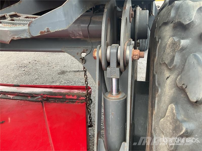 Massey Ferguson MFWR9970 16 ft Mower Conditioner Segadora Autoprop 堆草機