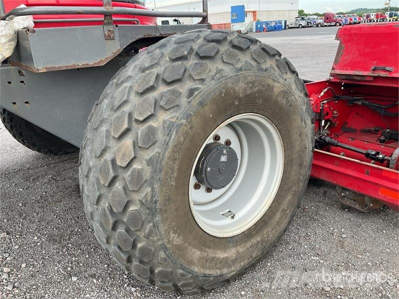 Massey Ferguson MFWR9970 16 ft Mower Conditioner Segadora Autoprop 堆草機