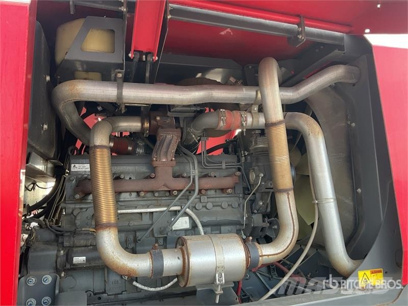 Massey Ferguson MFWR9970 16 ft Mower Conditioner Segadora Autoprop 堆草機