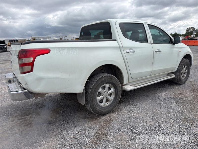 Mitsubishi L200 4x4 Crew Cab Camioneta / Pickup Прочие фургоны