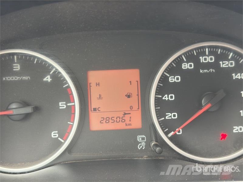 Mitsubishi L200 4x4 Crew Cab Camioneta / Pickup Прочие фургоны