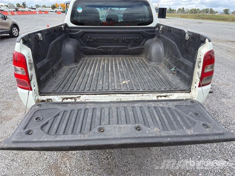 Mitsubishi L200 4x4 Crew Cab Camioneta / Pickup Прочие фургоны