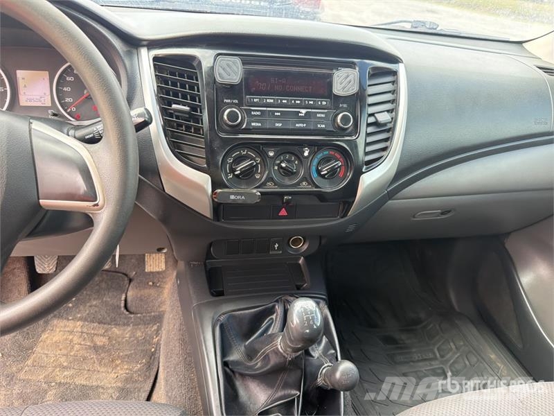 Mitsubishi L200 4x4 Crew Cab Camioneta / Pickup Прочие фургоны