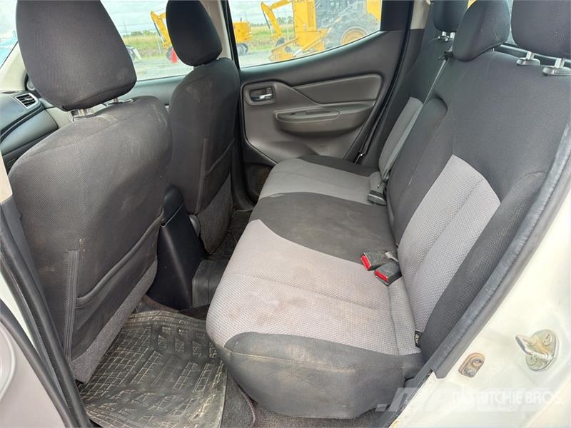 Mitsubishi L200 4x4 Crew Cab Camioneta / Pickup Прочие фургоны