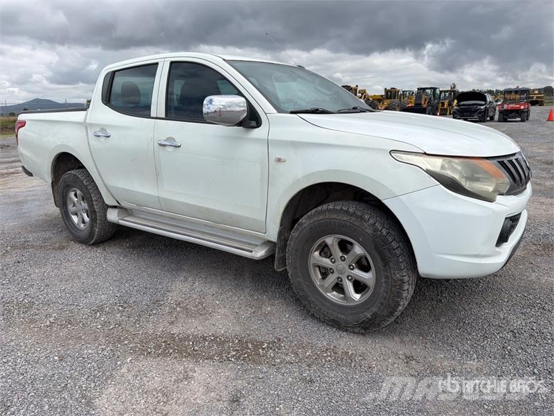 Mitsubishi L200 4x4 Crew Cab Camioneta / Pickup Прочие фургоны