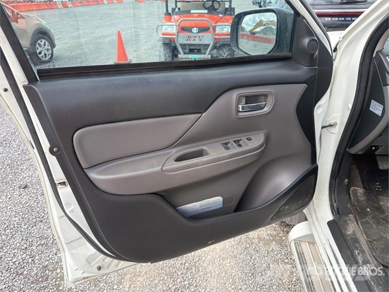 Mitsubishi L200 4x4 Crew Cab Camioneta / Pickup Прочие фургоны