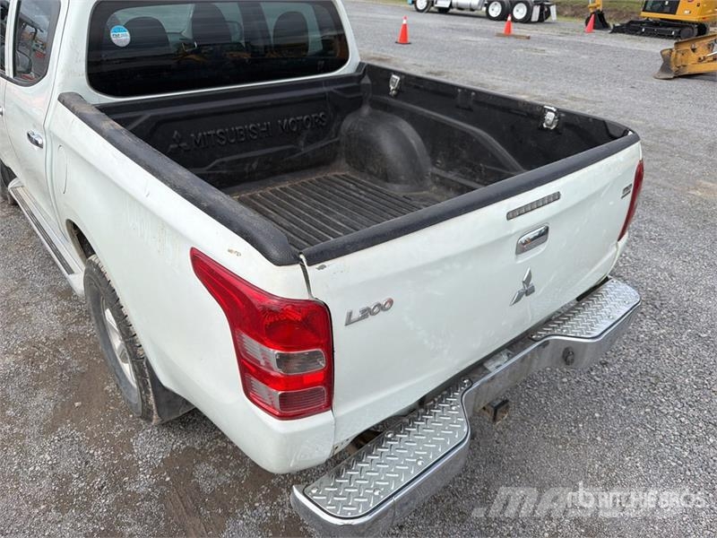 Mitsubishi L200 4x4 Crew Cab Camioneta / Pickup Прочие фургоны