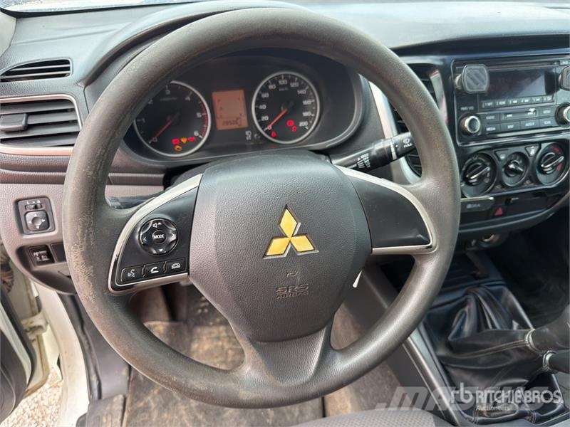 Mitsubishi L200 4x4 Crew Cab Camioneta / Pickup Прочие фургоны