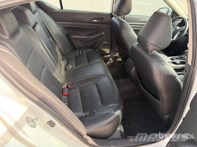 Nissan Altima Automovil / Automobile Kistehergépjárművek