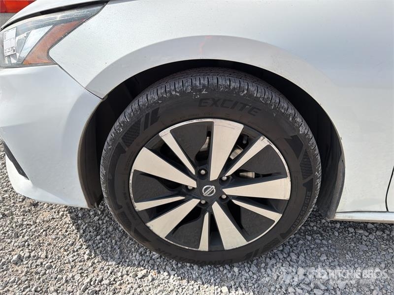 Nissan Altima Automovil / Automobile Kistehergépjárművek