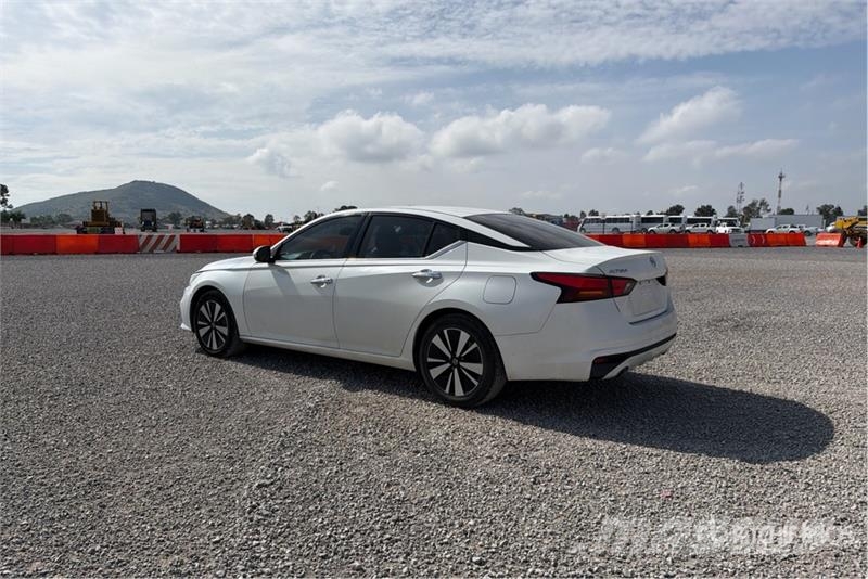 Nissan Altima Automovil / Automobile Kistehergépjárművek