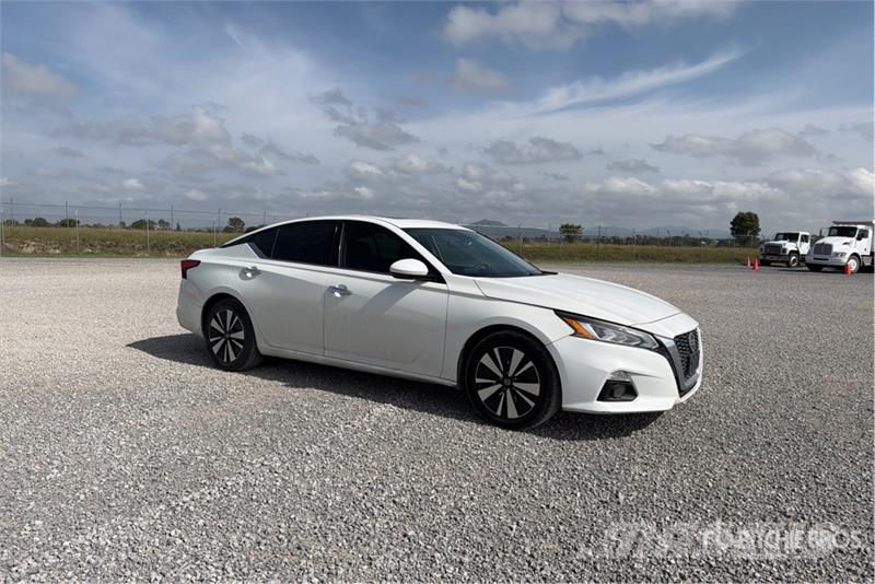 Nissan Altima Automovil / Automobile Kistehergépjárművek