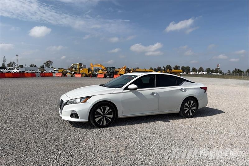 Nissan Altima Automovil / Automobile Kistehergépjárművek