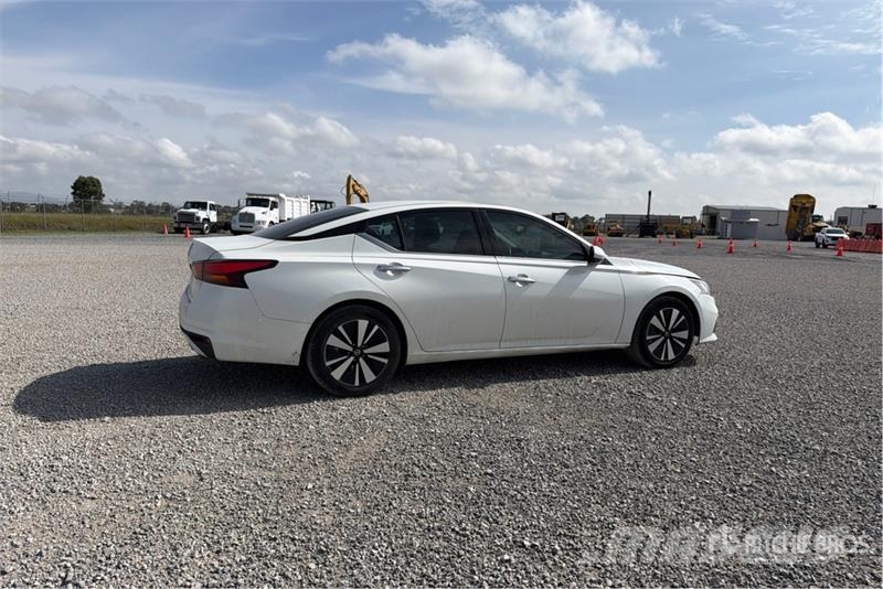 Nissan Altima Automovil / Automobile Kistehergépjárművek