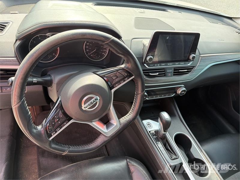 Nissan Altima Automovil / Automobile Kistehergépjárművek