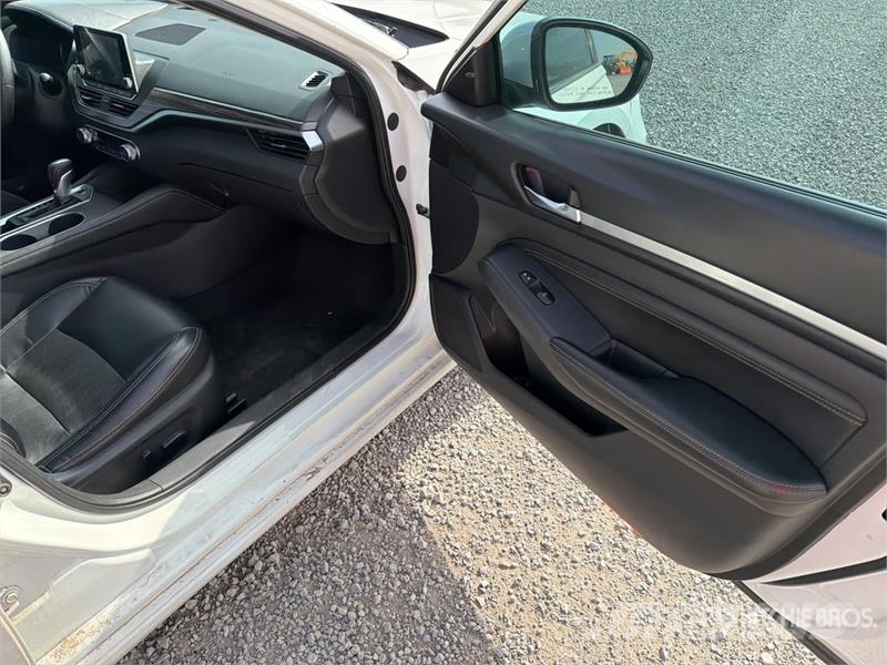 Nissan Altima Automovil / Automobile Kistehergépjárművek