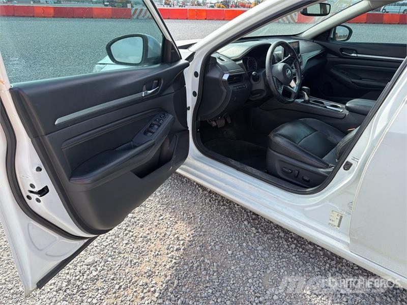 Nissan Altima Automovil / Automobile Kistehergépjárművek