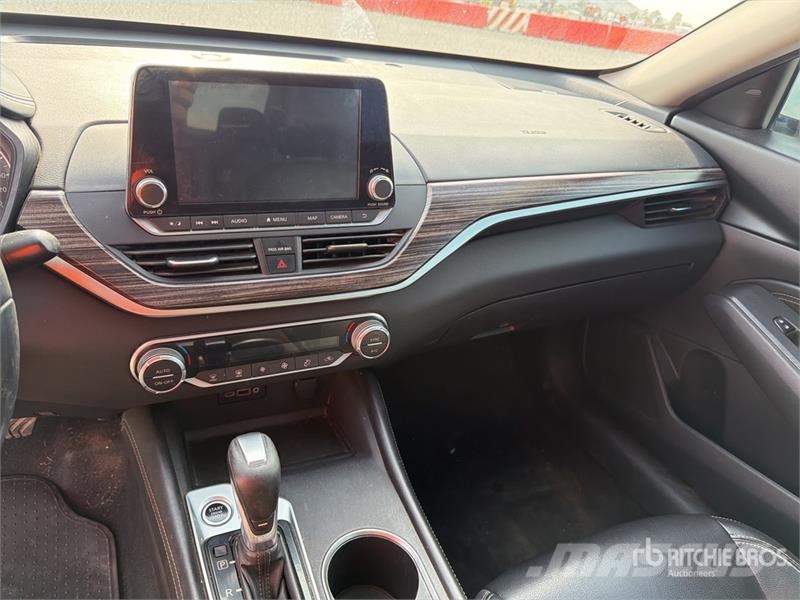 Nissan Altima Automovil / Automobile Kistehergépjárművek