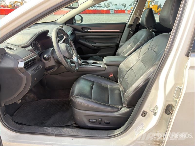 Nissan Altima Automovil / Automobile Kistehergépjárművek