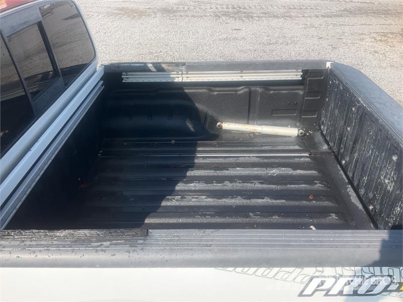 Nissan Frontier Iné