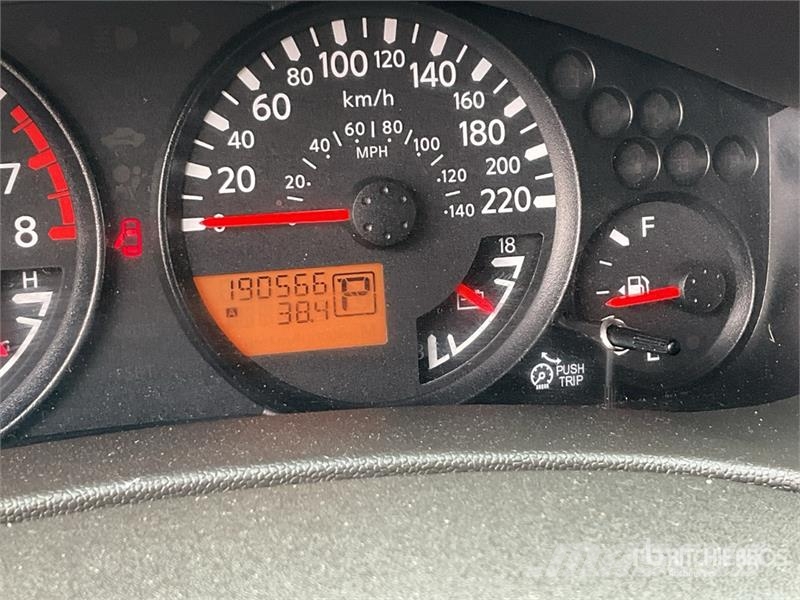 Nissan Frontier Iné