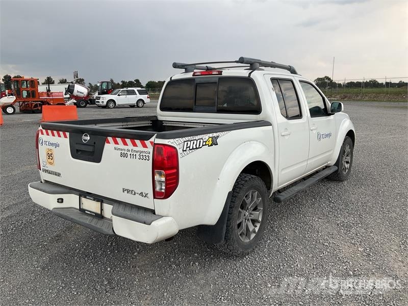 Nissan Frontier Iné
