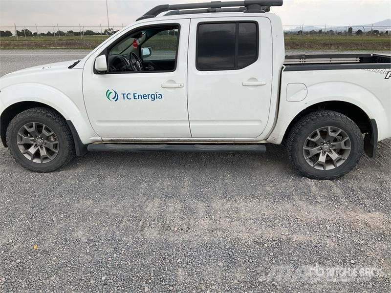 Nissan Frontier Iné