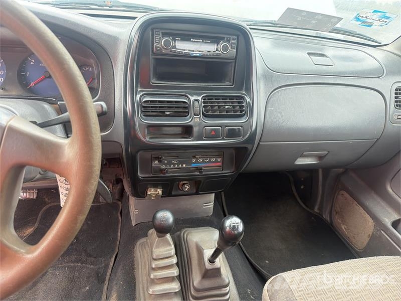 Nissan NP300 Camion plateau