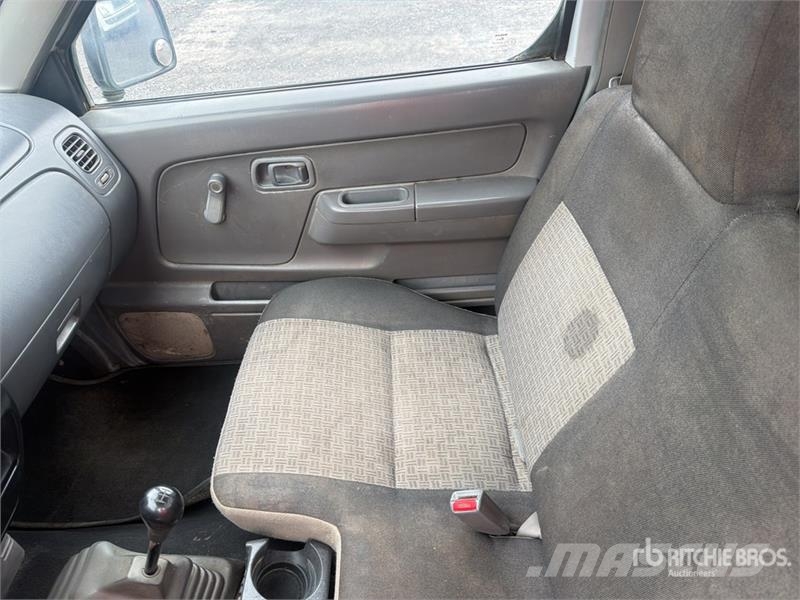Nissan NP300 Camion plateau