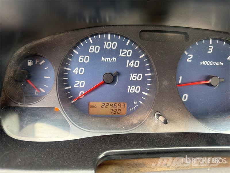 Nissan NP300 Camion plateau
