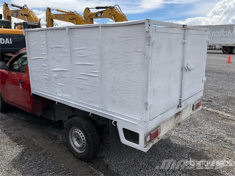 Nissan NP300 Camioneta con Plataforma / Flatbed Truck Camiones plataforma