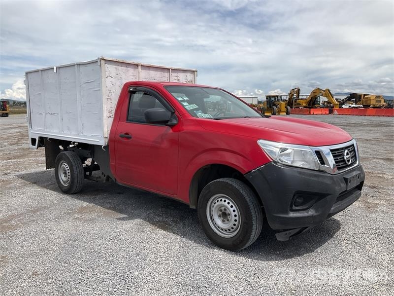 Nissan NP300 Camioneta con Plataforma / Flatbed Truck Camiones plataforma