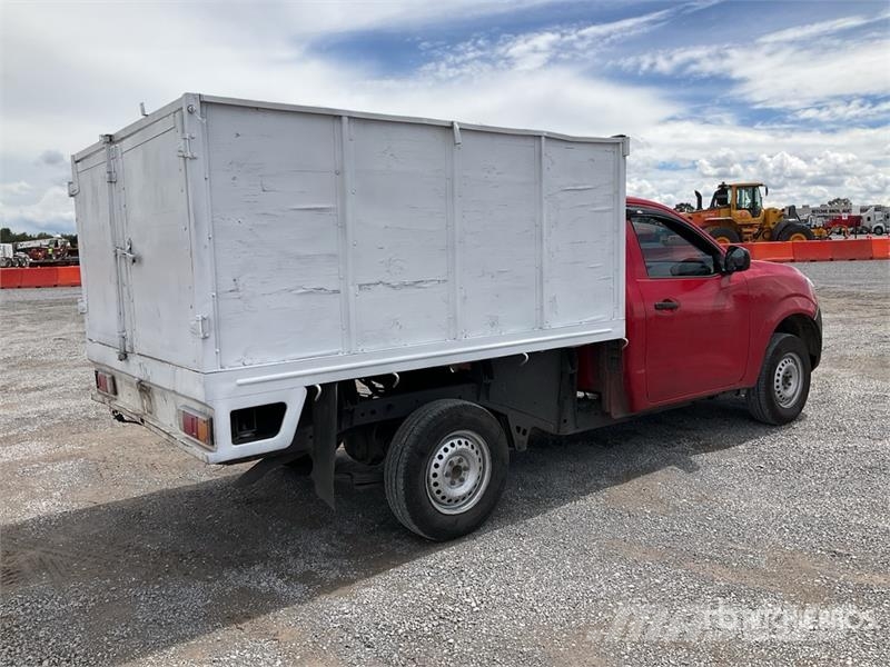Nissan NP300 Camioneta con Plataforma / Flatbed Truck Camiones plataforma